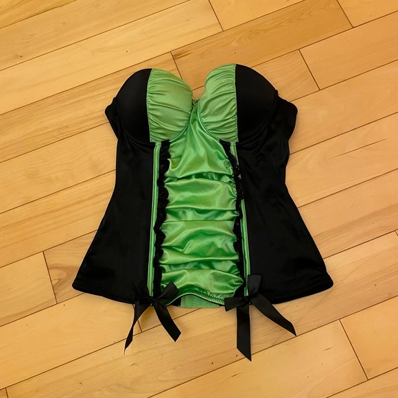 🎃 Adorable adjustable satin corsage with lace trim and ruffed details - Picture 1 of 6